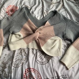 VERY STYLISH TWISTED SWEATER.